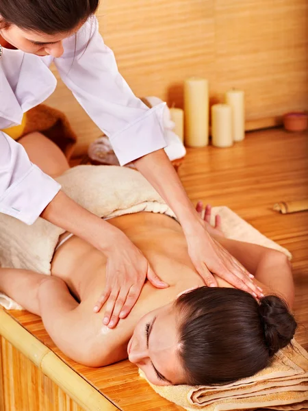 Kobieta coraz masażu w spa bambusa. — Zdjęcie stockowe