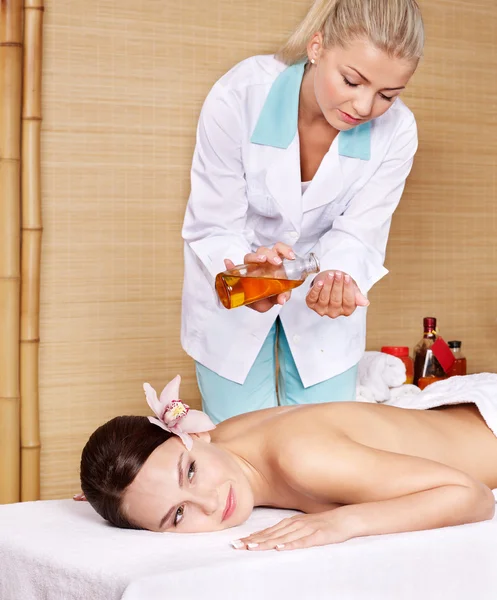 Donna sul lettino da massaggio in beauty spa . — Foto Stock
