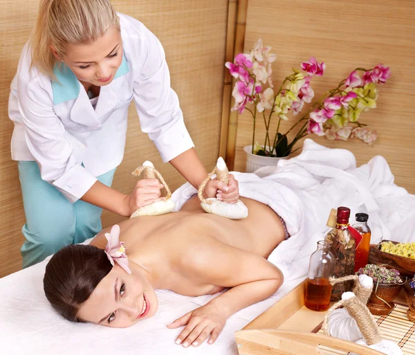 Giovane donna sul lettino da massaggio in beauty spa . — Foto Stock