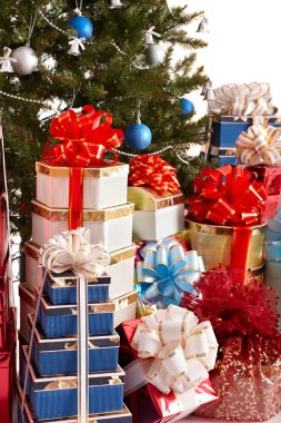 Grup hediye kutusu, gümüş, mavi topu ile Noel ağacı.
