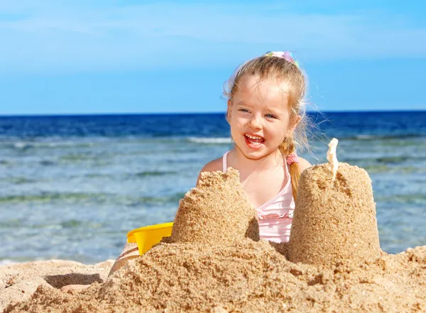 Kid playing on beach. — Stock Photo, Image