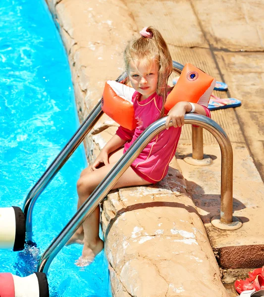 Criança com braçadeiras na piscina — Fotografia de Stock