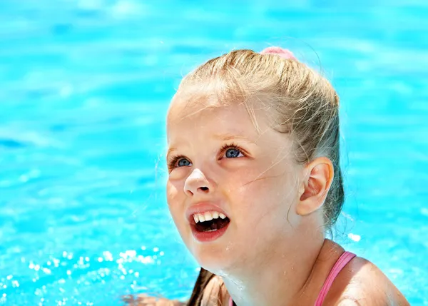 スイミング プールの腕章を持つ子供 — ストック写真