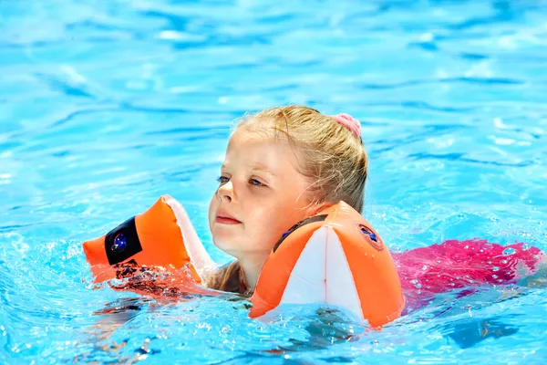 Child with armbands in swimming pool — Stock Photo, Image