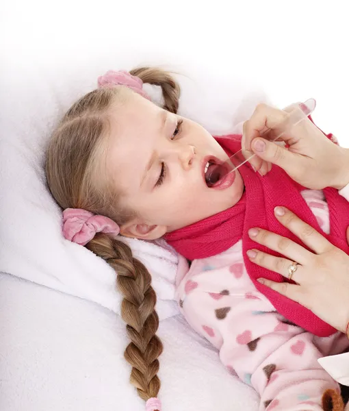 Dottore esami bambino con mal di gola . — Foto Stock