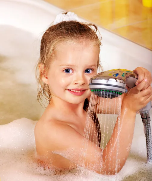 Детская стирка в ванной . — стоковое фото