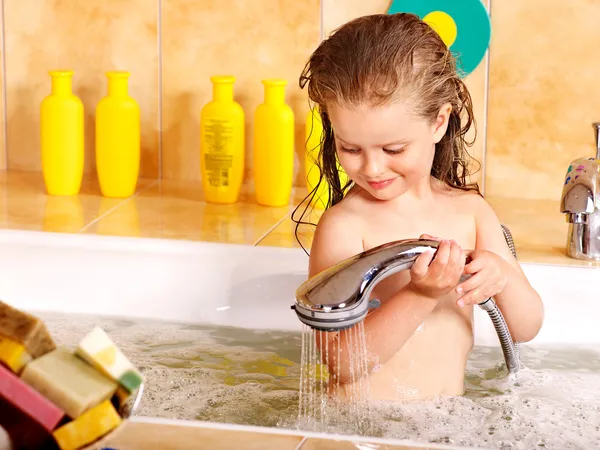 Kid tvätt i badet. — Stockfoto