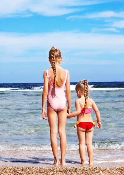 해변에 산책 하는 손을 잡고 아이 들. — 스톡 사진