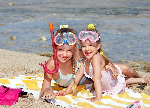 Kinderen spelen op strand. — Stockfoto
