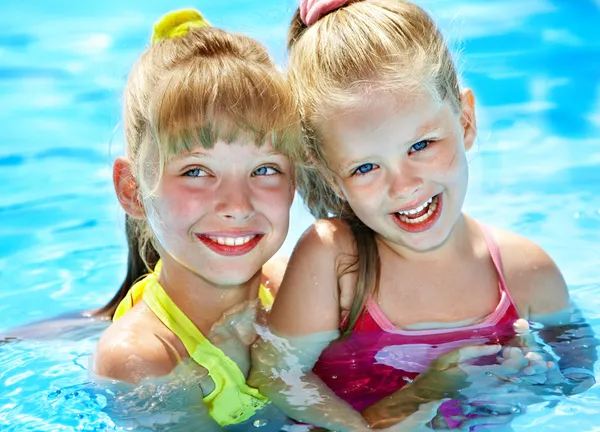 Kinder im Schwimmbad. — Stockfoto