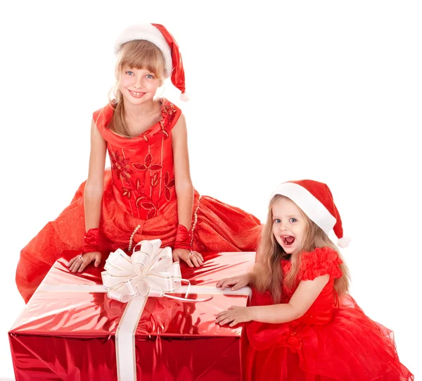 Kind im Weihnachtsmütze mit Geschenkkarton. — Stockfoto