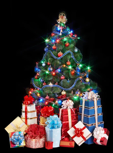 Χριστουγεννιάτικο δέντρο και ομάδα κιβώτιο δώρων. — Φωτογραφία Αρχείου