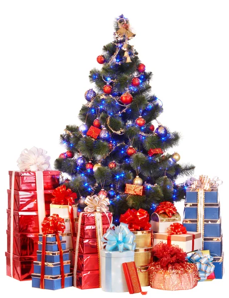 Noel ağacı ve grup hediye kutusu. — Stok fotoğraf