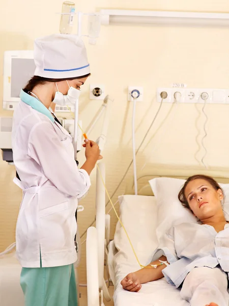 Arts behandelt een patiënt met stethoscoop. — Stockfoto