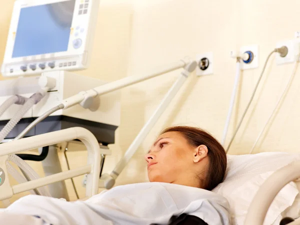 Žena na vozík v operačním sále. — Stock fotografie