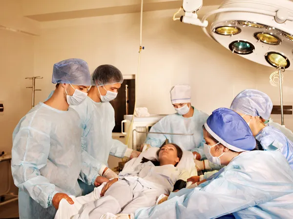 Vrouw op gurney in de operatiekamer. — Stockfoto