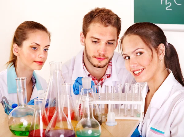 Група студентів хімії з колбою . — стокове фото