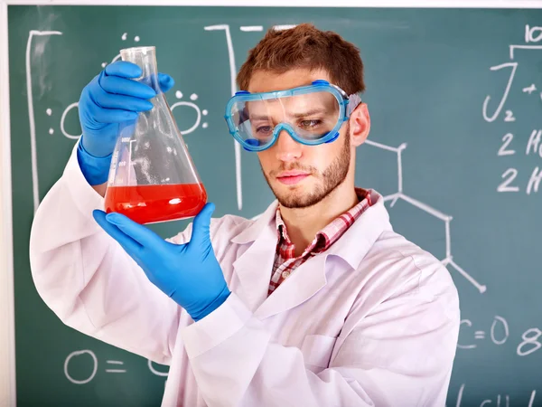 Homme étudiant en chimie avec fiole . — Photo