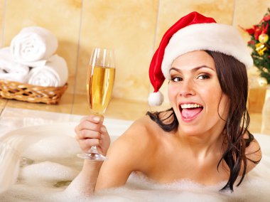 Noel Baba şapkası kadında relax banyo.