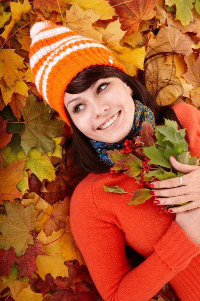 Flicka i orange höstlöv. — Stockfoto
