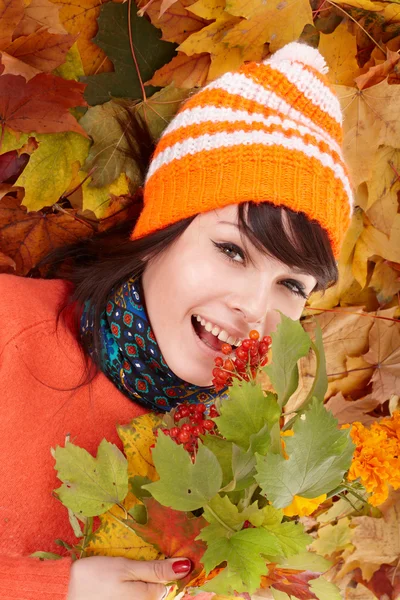 Junge Frau im Herbst orangefarbene Blätter. — Stockfoto