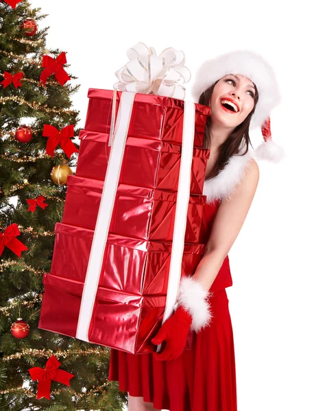 Рождественская девушка в Санте держит стопку подарков . — стоковое фото