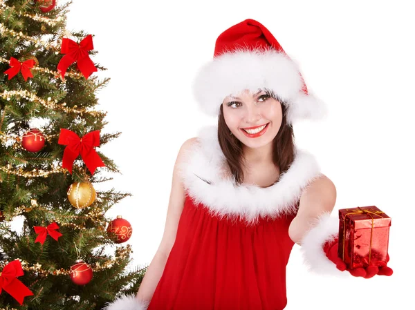Рождественская девушка в шляпе Санты дарит подарочную коробку . — стоковое фото