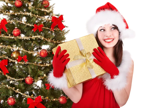 선물 상자를 들고 있는 산타 모자를 쓴 소녀. — 스톡 사진