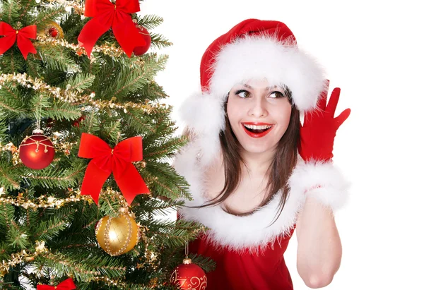 Flicka i santa hatt lyssna nära julgran. — Stockfoto