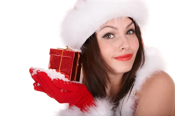Ragazza di Natale in cappello di Babbo Natale con piccola confezione regalo rossa, neve . — Foto Stock