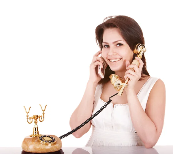 Unga vackra kvinnan prata via telefon. — Stockfoto