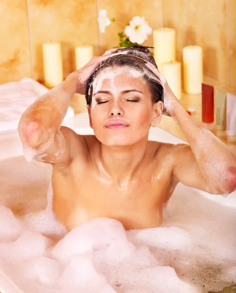 Frau wäscht Haare mit Shampoo . — Stockfoto