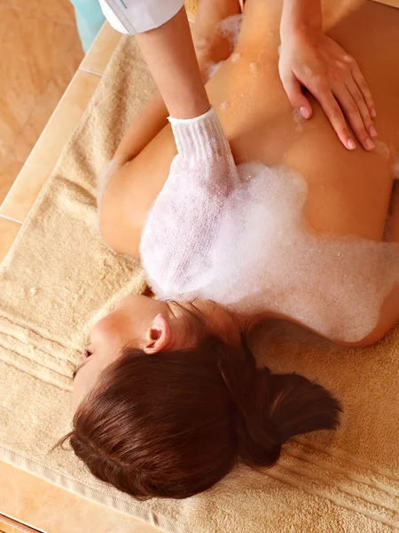 Massage av kvinna i beauty spa. — Stockfoto