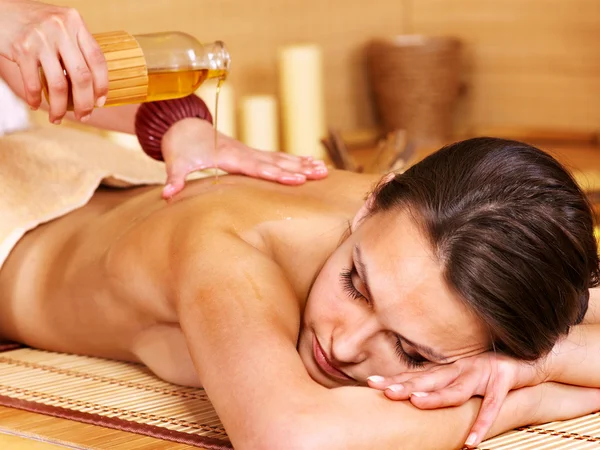 Femme se faire masser dans un spa en bambou . — Photo