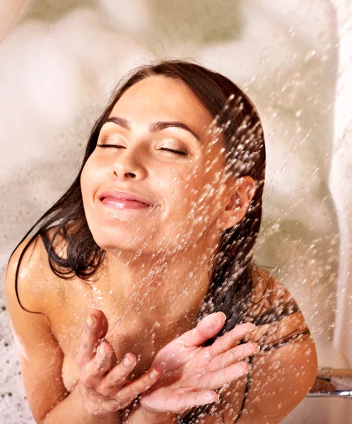 Femme prendre un bain moussant . — Photo