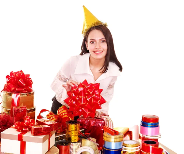 Дівчина з групою кольорових подарункових коробок . — стокове фото