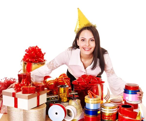 Flicka med grupp av färg presentförpackning. — Stockfoto