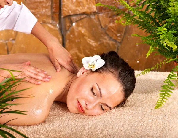 Ung kvinna att få massage i spa. — Stockfoto