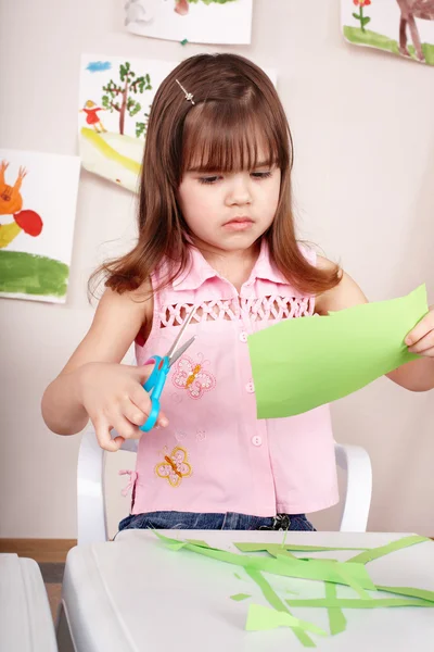 Allvarliga barn skära papper. — Stockfoto