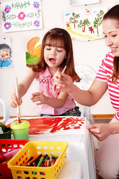 Dítě s učitelem kreslení barvy v herně. — Stock fotografie
