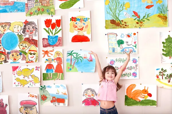 Ребенок в художественном классе с картинкой . — стоковое фото