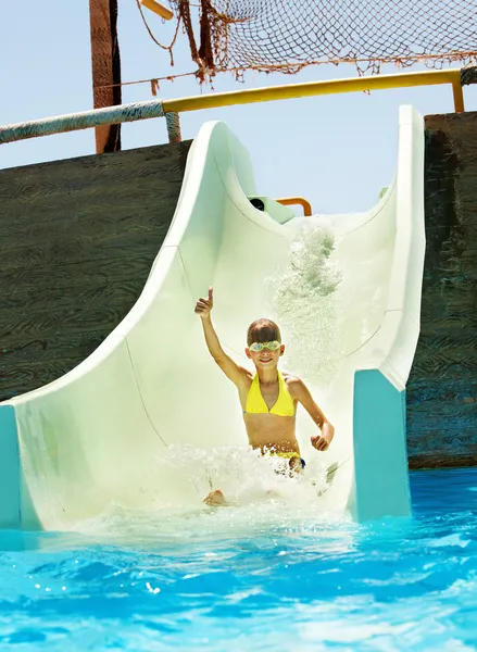 Barn på vattenrutschbana på aquapark. — Stockfoto