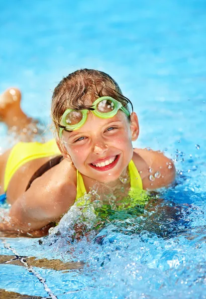 Kind in zwembad — Stockfoto