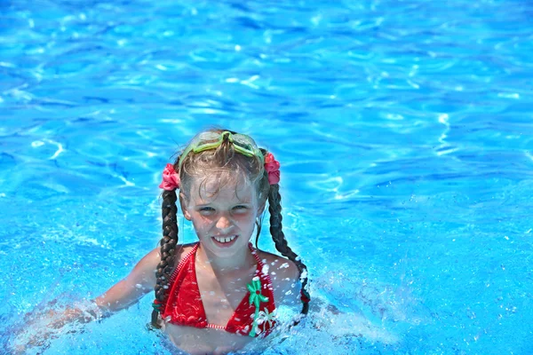 Dziecko pływać w basenie. — Zdjęcie stockowe