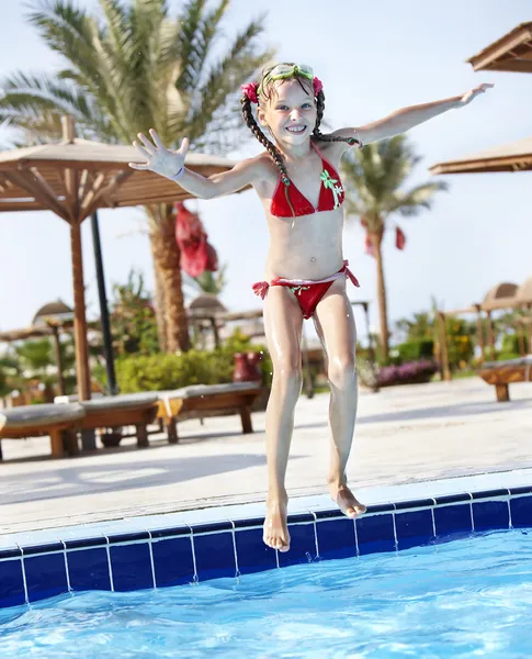 Criança saltando na piscina . — Fotografia de Stock