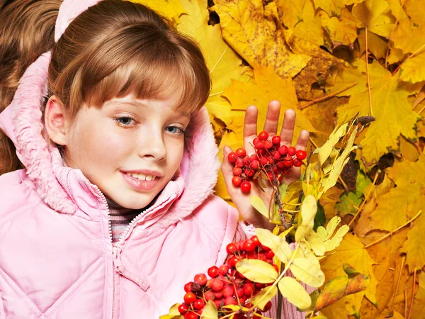 孩子在橙色秋叶. — 图库照片