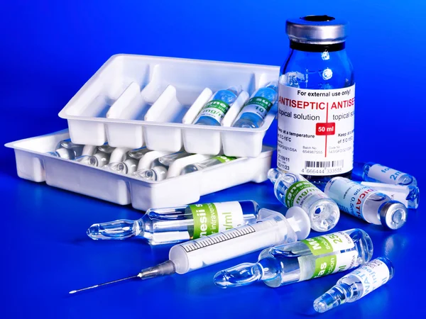Ampoule and syringe. Remedy. — Stock Photo, Image