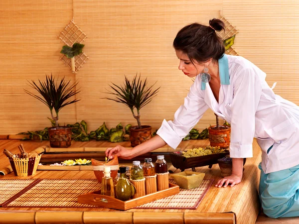 Bamboe massage in spa. — Stockfoto