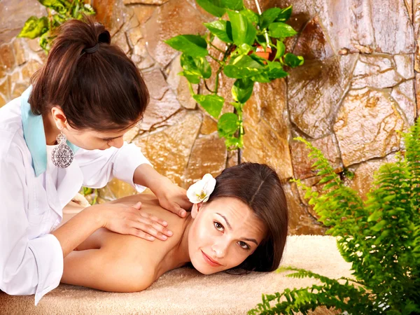 Mujer joven recibiendo masaje en el spa . — Foto de Stock