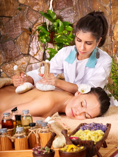 Vrouw krijgen Thaise kruiden comprimeren massage . — Stockfoto
